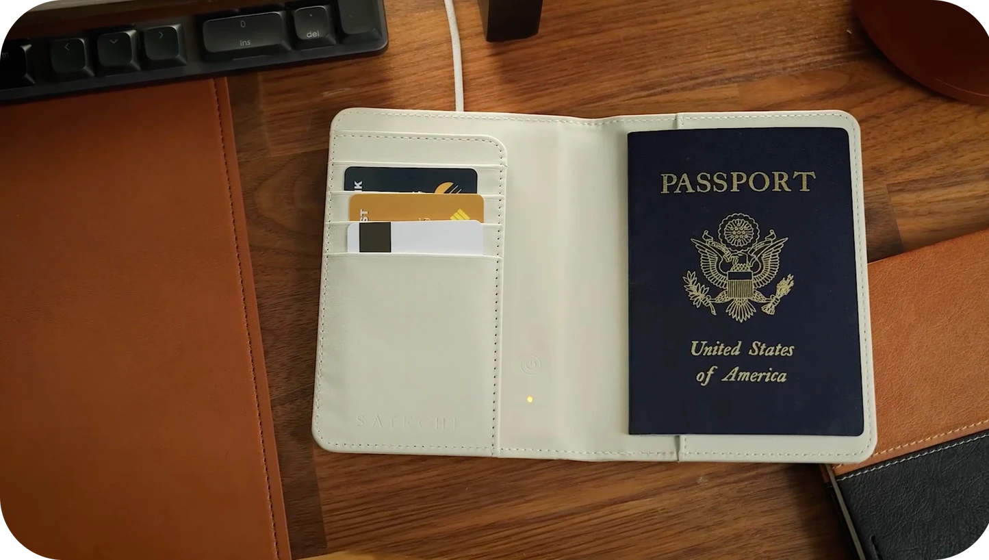 Аксессуар SATECHI Vegan-Leather Passport Cover w/ Find My (Black) — 2